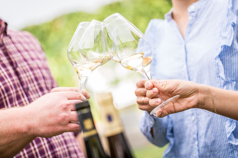 vier Gläser stoßen an